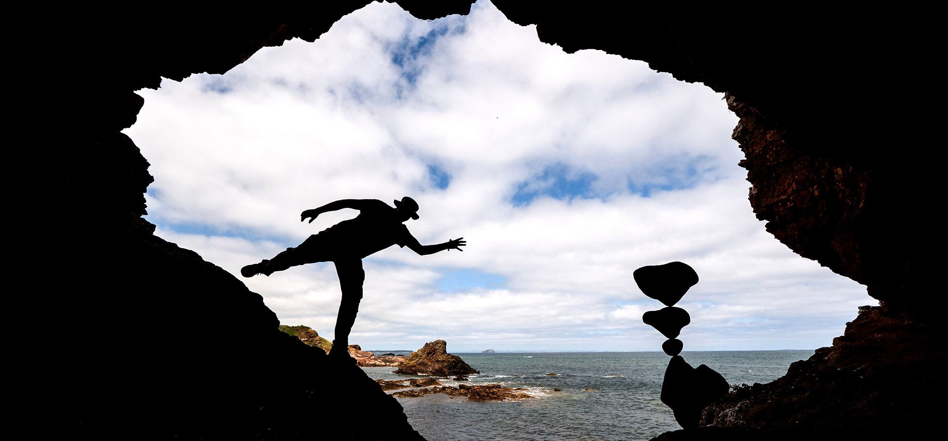 El artista Michael Grab, también conocido como 'Gravity Glue', practica el equilibrio de rocas en la Cueva del Ojo en Dunbar, antes del 10º Festival Europeo de Land Art (ELAF) en East Lothian, Escocia, el lunes 13 de julio de 2026. (Jane Barlow/PA vía AP) El artista Michael Grab, también conocido como 'Gravity Glue', practica el equilibrio de rocas en la Cueva del Ojo en Dunbar, antes del 10º Festival Europeo de Land Art (ELAF) en East Lothian, Escocia, el lunes 13 de julio de 2026. (Jane Barlow/PA vía AP)
