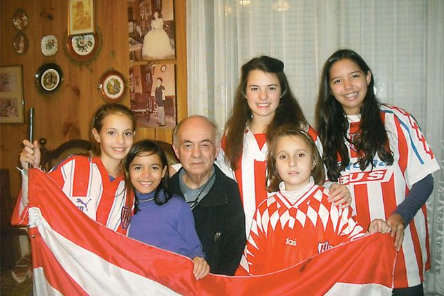 La ciudad palpita el clásico y los fanáticos posan con sus colores