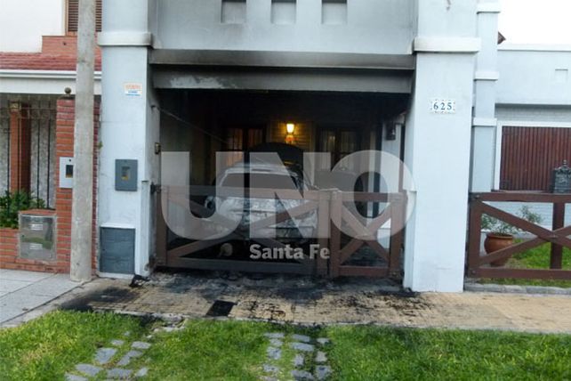 Quemaron el auto del funcionario municipal de Santa Fe, Cornelio Collins