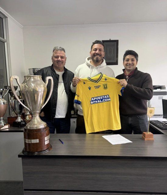 Jorge Broun posa con la camiseta de Universidad de Concepción tras la firma del contrato.