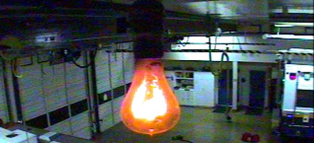 Una lamparita lleva 107 a&ntilde;os encendida iluminando una estaci&oacute;n de bomberos