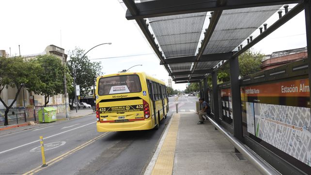 El metrobús de zona norte. El accidente fue a la altura de Almafuerte.&nbsp;