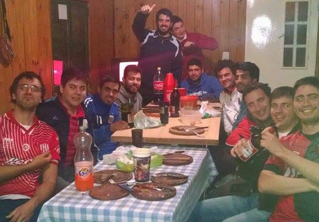 Gonza Pintos mandó la foto de su grupo de amigos.