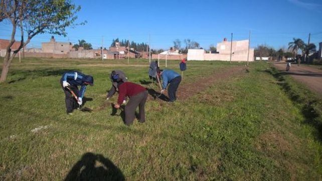 Manos a la obra. Un lindo día pasaron los vecinos al reunirse en el lugar donde se construirá la sede. Manos a la obra. Un lindo día pasaron los vecinos al reunirse en el lugar donde se construirá la sede.