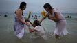 La gente reza en la playa de Copacabana durante una ceremonia en honor a Yemanjá, la diosa del mar de la religión yoruba, en Río de Janeiro, el lunes 29 de diciembre de 2025. (Foto AP/Bruna Prado) La gente reza en la playa de Copacabana durante una ceremonia en honor a Yemanjá, la diosa del mar de la religión yoruba, en Río de Janeiro, el lunes 29 de diciembre de 2025. (Foto AP/Bruna Prado)