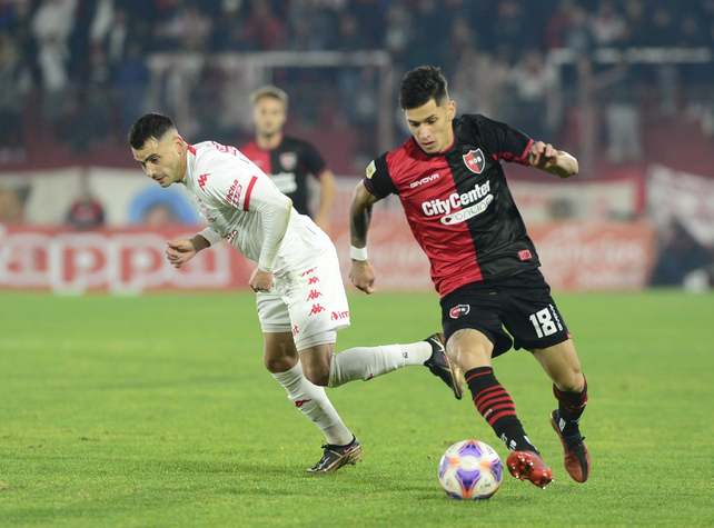 Newells igualó con Huracán: jugó el segundo tiempo con uno menos y Hoyos atajó un penal
