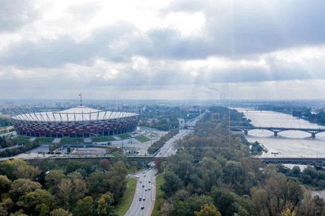 Polonia transforma su mayor estadio en un hospital para pacientes con coronavirus
