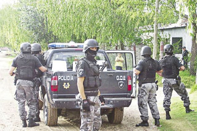 En Colastiné Norte.  Los policías y el funcionario entraron a la casa sin una orden de allanamiento y el juez llegó tarde.