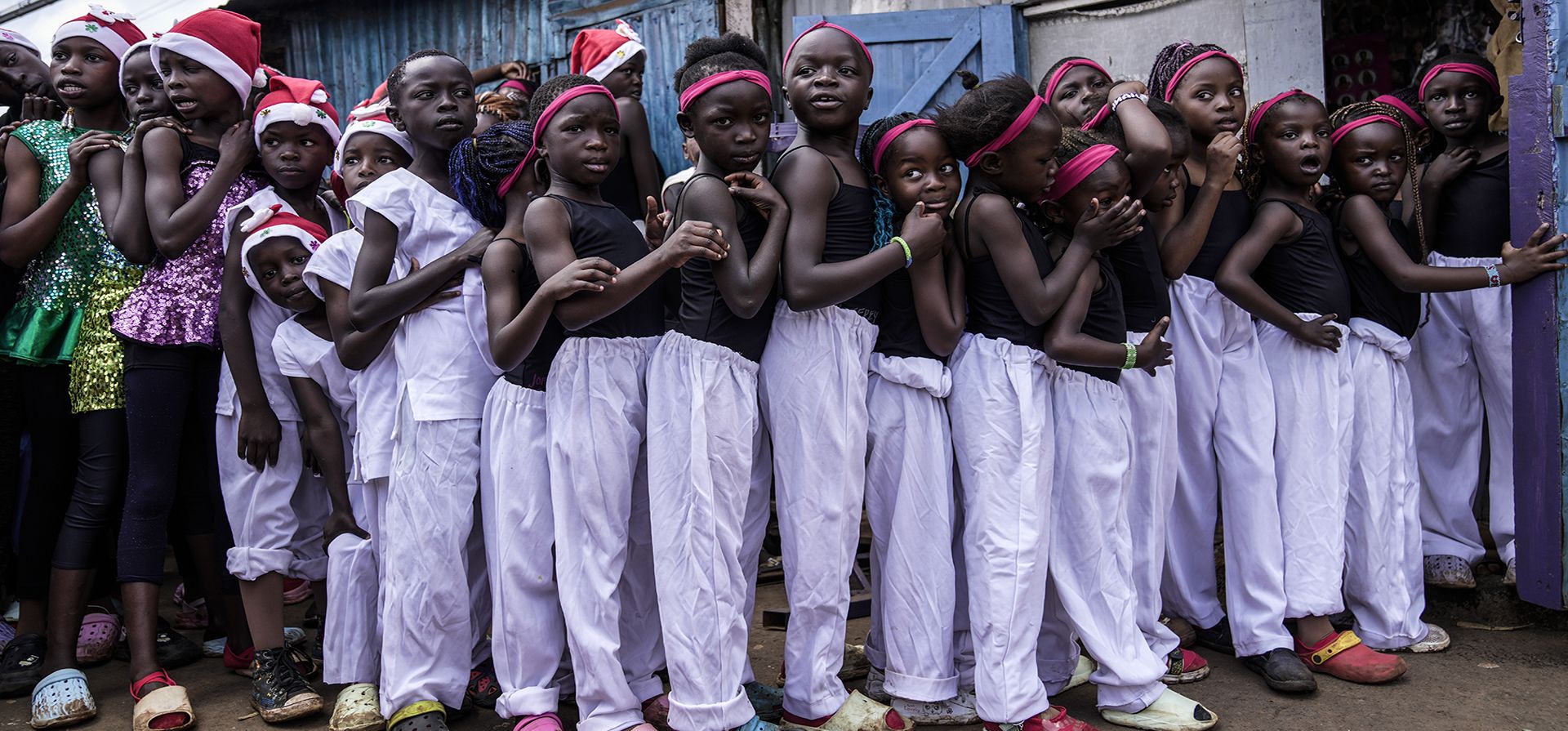 Unas jóvenes hacen fila para que les apliquen maquillaje en un salón, antes del inicio de un evento de ballet navideño en el barrio marginal de Kibera, uno de los más concurridos de la capital de Kenia, Nairobi, Kenia, el sábado 21 de diciembre de 2024. (Foto AP/Brian Inganga) Unas jóvenes hacen fila para que les apliquen maquillaje en un salón, antes del inicio de un evento de ballet navideño en el barrio marginal de Kibera, uno de los más concurridos de la capital de Kenia, Nairobi, Kenia, el sábado 21 de diciembre de 2024. (Foto AP/Brian Inganga)