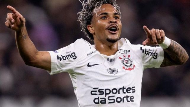 Yuri Alberto celebra uno de sus dos goles para Corinthians