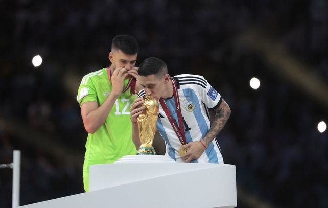 Ángel Di María. Fideo jugó una final bárbara y besa la copa. 