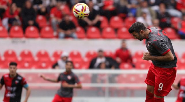 Colón no detiene su caída: perdió 3-0 contra Independiente