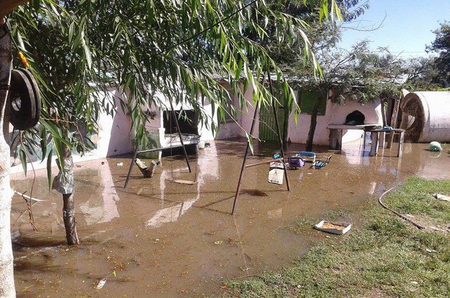 Panorama. Ayer por la tarde vecinos de la vieja Tablada enviaron fotos a Diario UNO para mostrar la llegada del agua.
