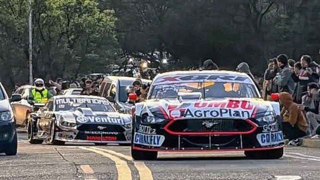 Los autos del TC pasearon por la avenida Costanera y el Parque Urquiza de Paraná.
