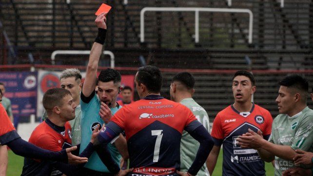El árbitro Maximiliano López expulsa a Guido Di Vanni