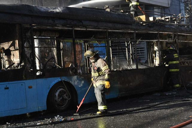 Dos dotaciones de bomberos trabajaron para combatir las llamas.&nbsp;
