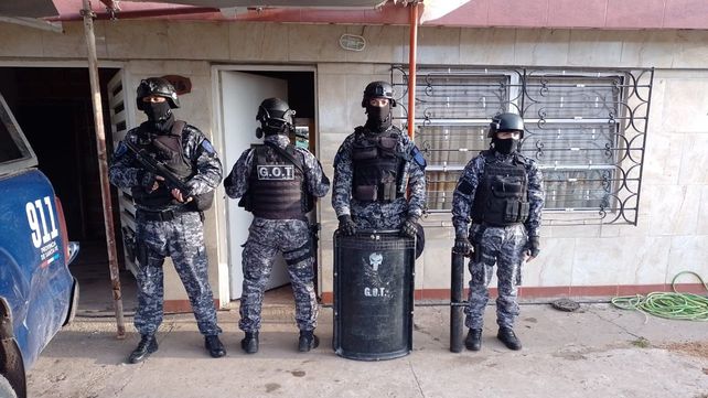 Efectivos policiales custodian la vivienda allanada en Puerto Gaboto.&nbsp;