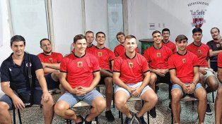 Juan Manuel Flores, de negro, junto al plantel de Libertad campeón de la Liga Nacional Masculina.