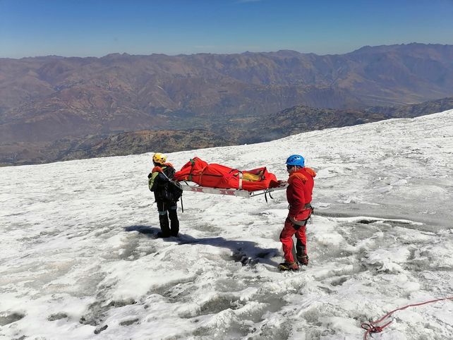 Uno de los rescatistas confirmó que el descenso del cadáver del montañista fue lento y difícil.