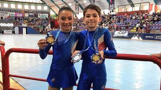 Los competidores de patinaje artístico infantil.