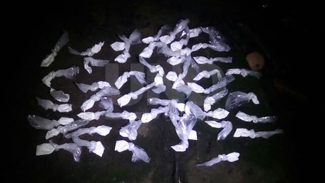 Cayeron vendedores barriales de drogas con cocaína, marihuana, ocho armas y decenas de balas