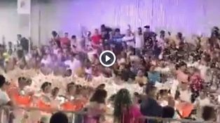 Córdoba: se desplomó una tribuna en los carnavales de Villa Santa Rosa. VIDEO