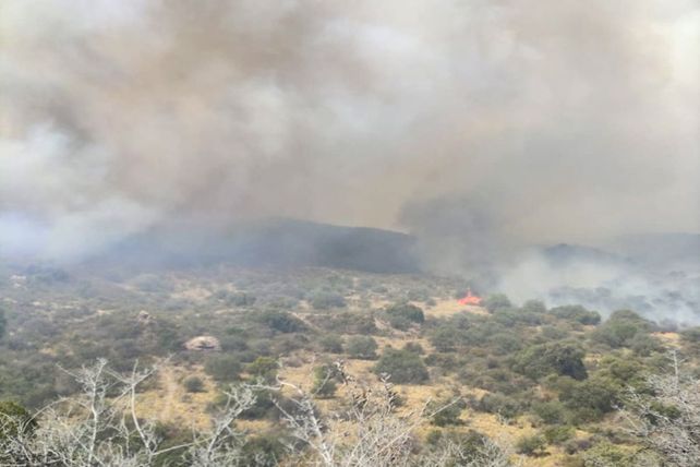 Córdoba: vientos de 90 km avivaron los focos en Villa Cura Brochero