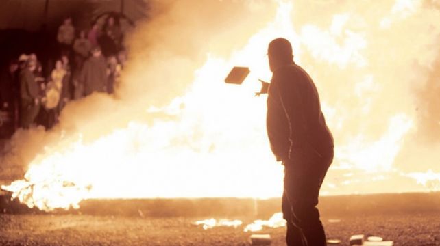 Crece el repudio al pastor que quemó libros de Harry Potter y de Crepúsculo.&nbsp;