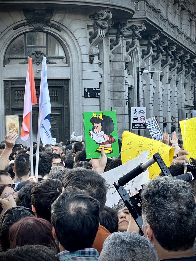 Multitudinaria marcha universitaria en Plaza de Mayo: No estamos dispuestos a resignar nuestro futuro