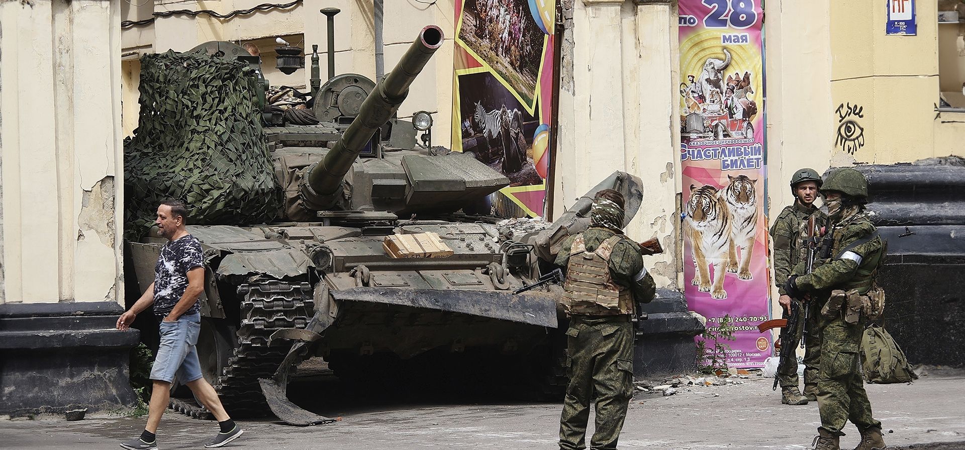 Miembros de la compañía militar del Grupo Wagner vigilan un área frente a un tanque en una calle de Rostov-on-Don, Rusia, el sábado 24 de junio de 2023. Luego de una rebelión armada de un grupo mercenario en Rusia, las tensiones están aumentando en y alrededor de la vecina Bielorrusia, donde el líder exiliado de la fuerza y algunos de sus combatientes se están instalando. (Vasily Deryugin, Kommersant Publishing House vía AP, Archivo) Miembros de la compañía militar del Grupo Wagner vigilan un área frente a un tanque en una calle de Rostov-on-Don, Rusia, el sábado 24 de junio de 2023. Luego de una rebelión armada de un grupo mercenario en Rusia, las tensiones están aumentando en y alrededor de la vecina Bielorrusia, donde el líder exiliado de la fuerza y algunos de sus combatientes se están instalando. (Vasily Deryugin, Kommersant Publishing House vía AP, Archivo)