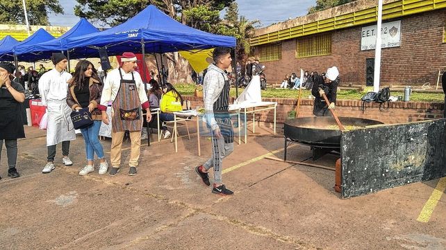 Alumnos de la escuela técnica N° 2 Almirante Brown cocinaron 200 porciones de locro