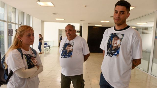Laura, Raúl y Daniel, las caras del dolor ante la ausencia de Ivana, asesinada tras el último clásico de la ciudad. 