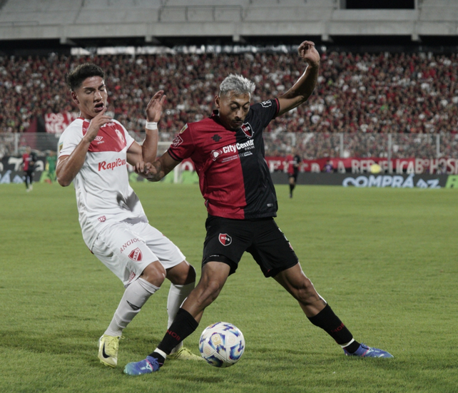 Newells y Argentinos Juniors hacen un partido parejo en el Coloso.