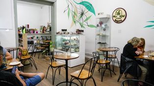 Las cafeterías son unas 100 en toda la ciudad y tienen como denominador común ser emprendimientos familiares que tienen empleadas personas jóvenes.