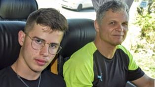 Alex Scherman, cuñado del cantautor León Gieco, junto a su hijo; un soldado argentino-israelí de 19 años que fue secuestrado por el grupo palestino Hamas.