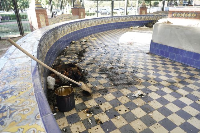 Los restos del incendio que se produjo dentro de la fuente.