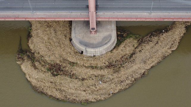 Parte del embalsado que se desprendió y se atascó corriente abajo en uno de los pilotes del Puente Colgante. Parte del embalsado que se desprendió y se atascó corriente abajo en uno de los pilotes del Puente Colgante.