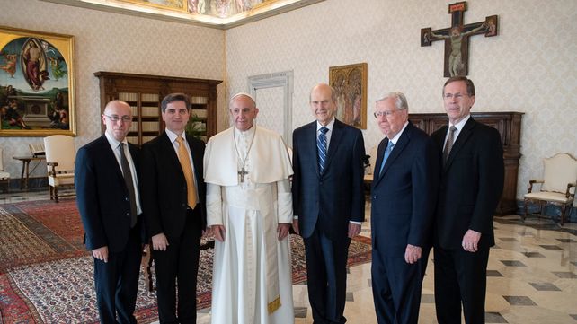 Jerarquías. Francisco y sus invitados. A su izquierda