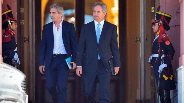 Luis Caputo (izq.) dará a conocer hoy las primeras medidas económicas.