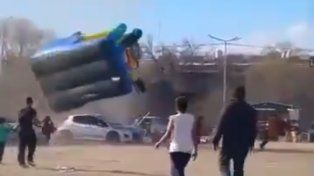 Una ráfaga de viento hizo volar un inflable en Córdoba: dos chicos heridos