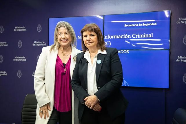 La nueva y la saliente ministra de Seguridad