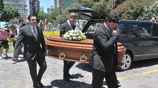 La familia de Lola Chomnalez despidió los restos de la adolescente en La Recoleta
