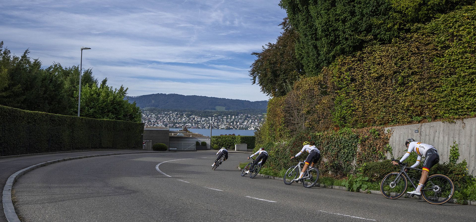 Atletas de Alemania se precipitan cuesta abajo hacia el lago de Zúrich durante un entrenamiento en el circuito de carreras de ciclismo en ruta del Campeonato Mundial de Ciclismo en Ruta en Zúrich, Suiza, el miércoles 25 de septiembre de 2024. (Foto AP/Peter Dejong) Atletas de Alemania se precipitan cuesta abajo hacia el lago de Zúrich durante un entrenamiento en el circuito de carreras de ciclismo en ruta del Campeonato Mundial de Ciclismo en Ruta en Zúrich, Suiza, el miércoles 25 de septiembre de 2024. (Foto AP/Peter Dejong)