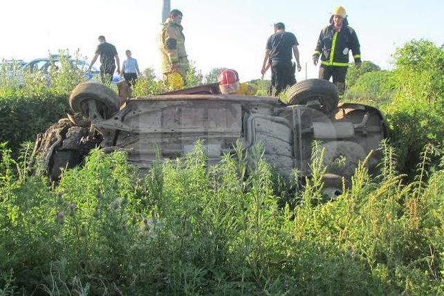 Murió un hombre y hubo dos jóvenes heridos en un vuelco en San Javier