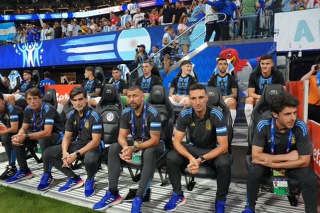 A pleno. Scaloni junto a su cuerpo técnico en un inicio de la Copa América positivo para el seleccionado argentino.