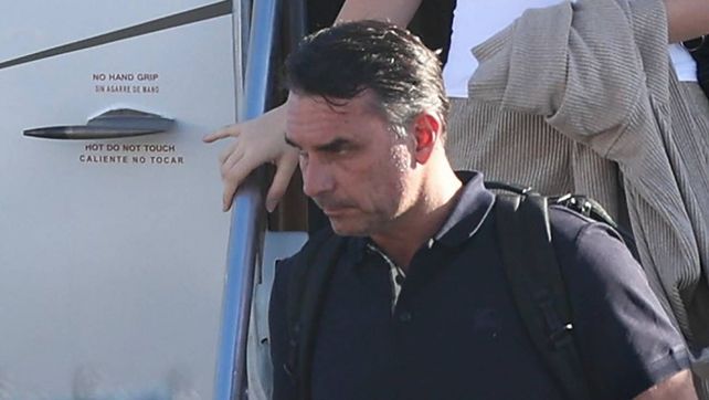 La fuga del excandidato a presidente de Brasil. Flávio Bolsonaro desembarca del avión en Miami