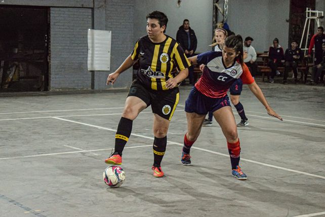 Asociación Rosarina de Fútbol: Solange Menotti reparte su vida en el fútbol y como inspectora de transito