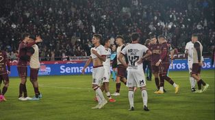 Resignación. Sordo y Ortiz lamentan el final en la cancha de Lanús. Newells no hizo un buen partido y perdió bien.