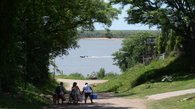 La calle Formosa cae hacia el Paraná. Allí