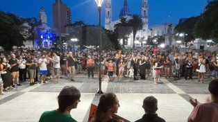 Colectivos artísticos y culturales de Paraná se concentraron este martes por la noche en la Plaza 1° de Mayo